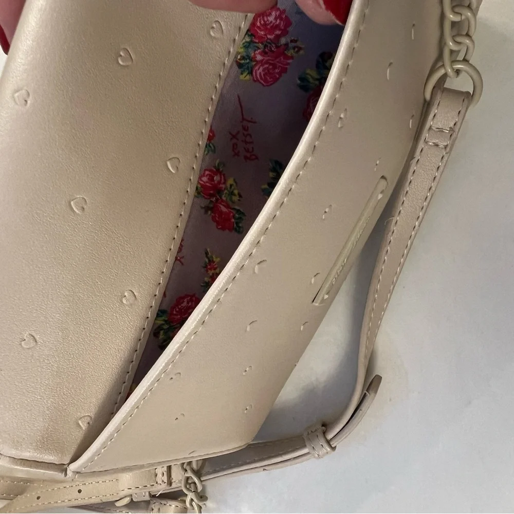 Betsey Johnson Cream Crossbody Bag with Heart Accent • Great for Valentines 💘 - Picture 4 of 9